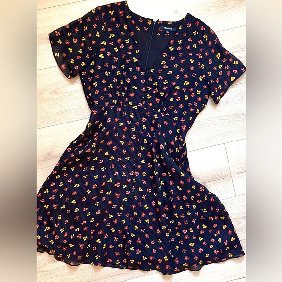 Madewell Silk Black Button-Front Swing Dress in Feline Floral V neck - Picture 7 of 9